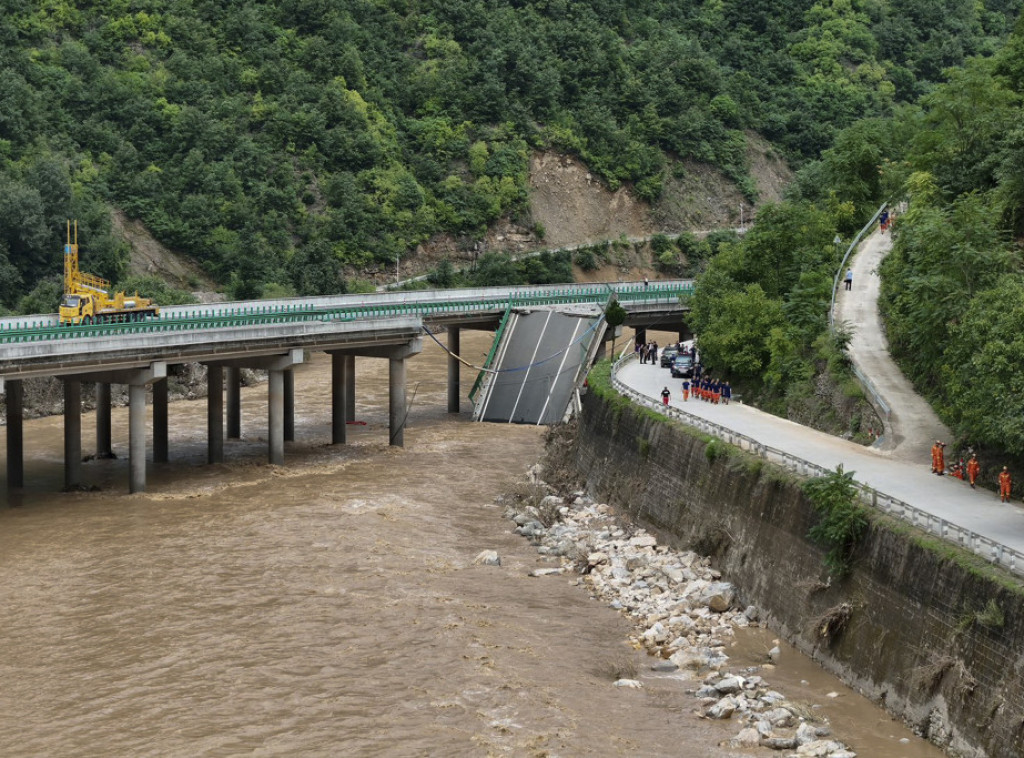 Broj poginulih nakon urušavanja mosta u Kini povećao se na 12, 31 osoba nestala