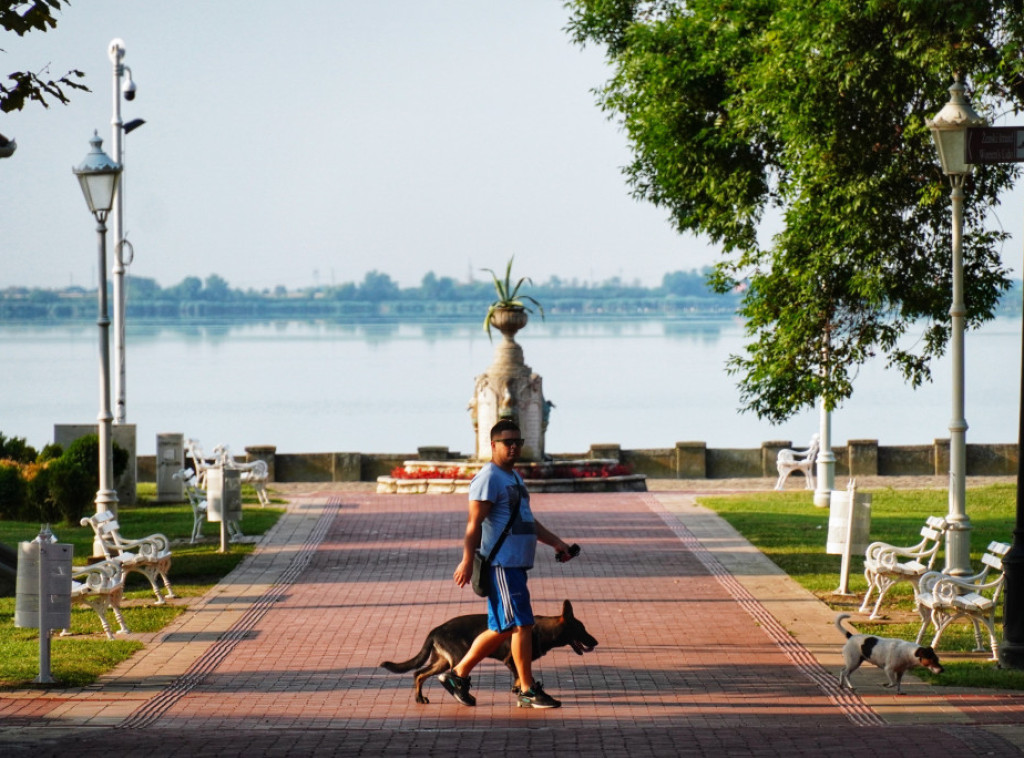 U Srbiji danas umereno do potpuno oblačno, mestimično sa kišom, temperatura do 30 °C