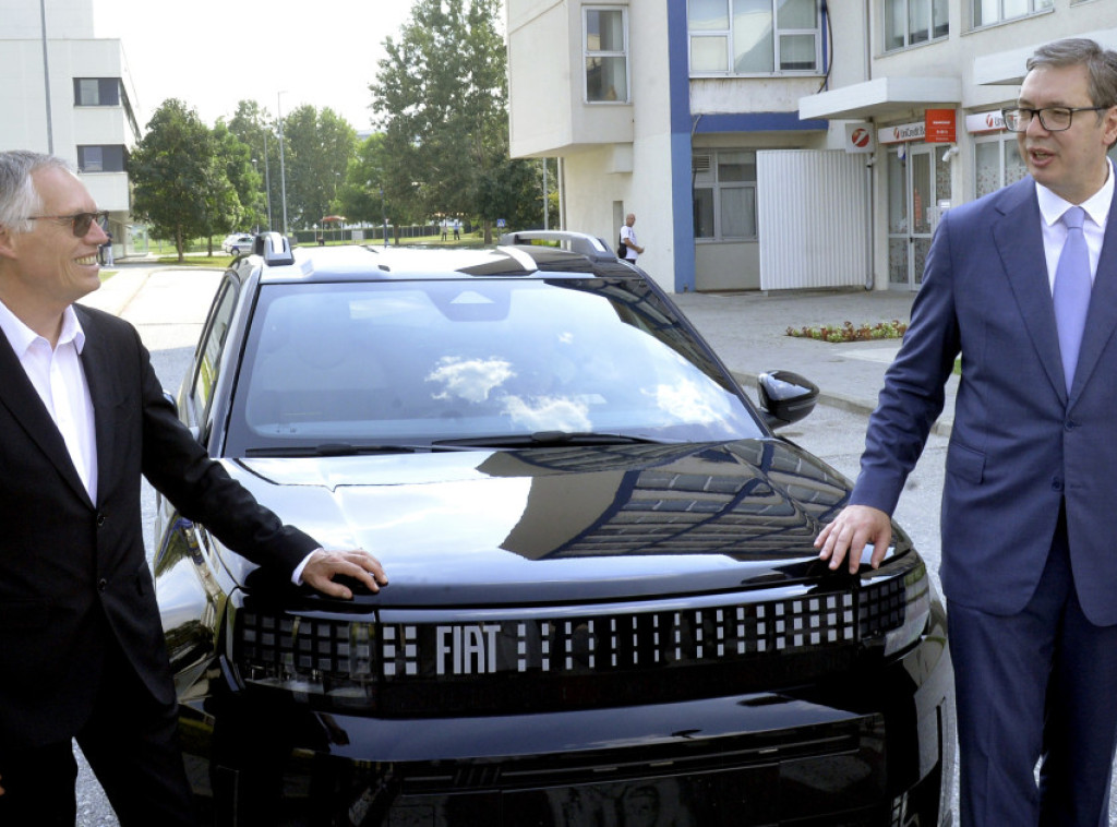Vučić prisustvuje svečanosti povodom početka proizvodnje električne "grande pande", prethodno se provozao novim vozilom
