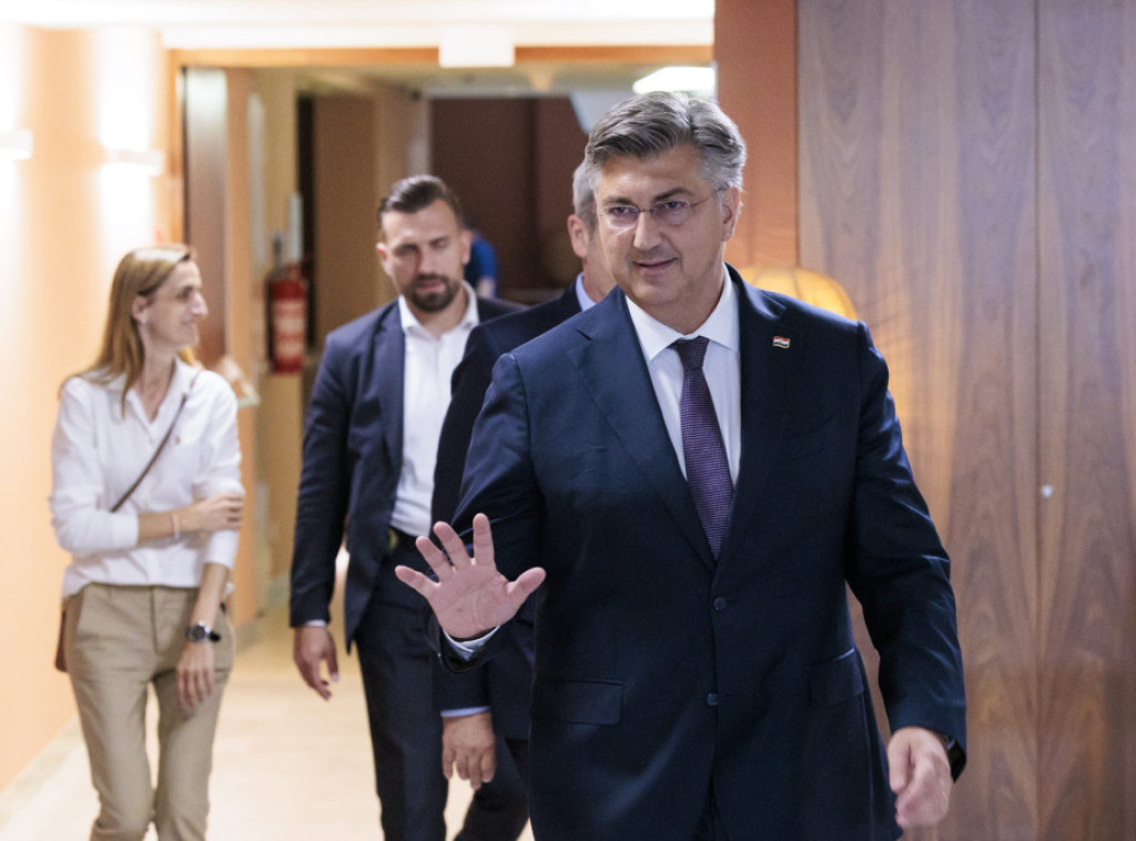 Plenković srdačno dočekan na Dugom Otoku, na poklon dobio "srećni magareći izmet"