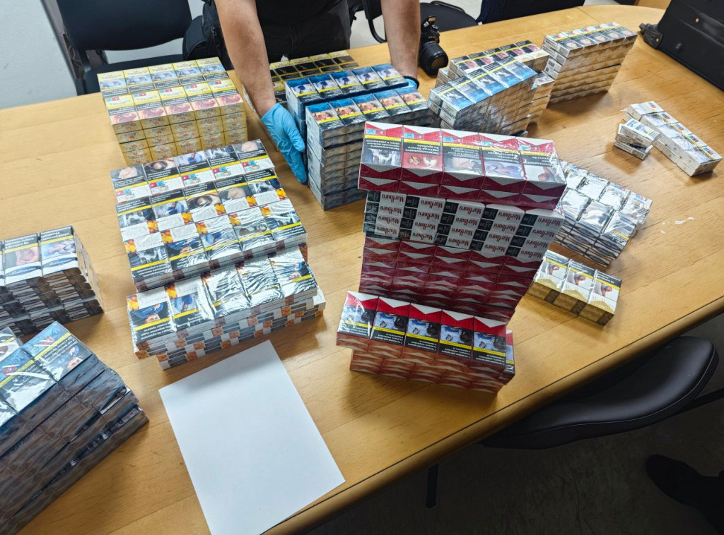Carinski službenici zaplenili više od 2.000 paklica cigareta i skoro dva kilograma duvana