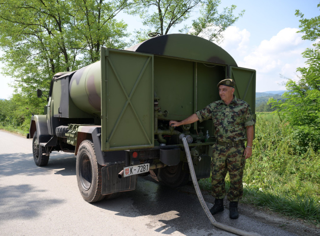 Pripadnici Vojske Srbije pomažu u opštinama koje se suočavaju s nestašicom vode