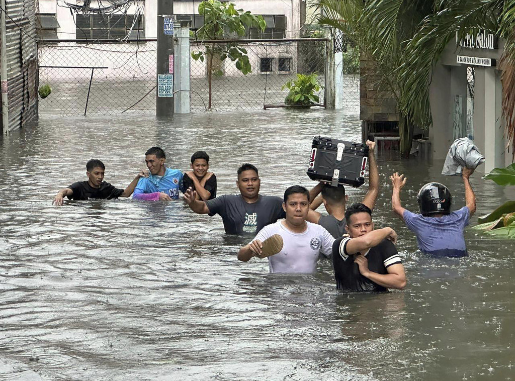 U Manili vanredno stanje zbog tajfuna, osam osoba poginulo u nevremenu
