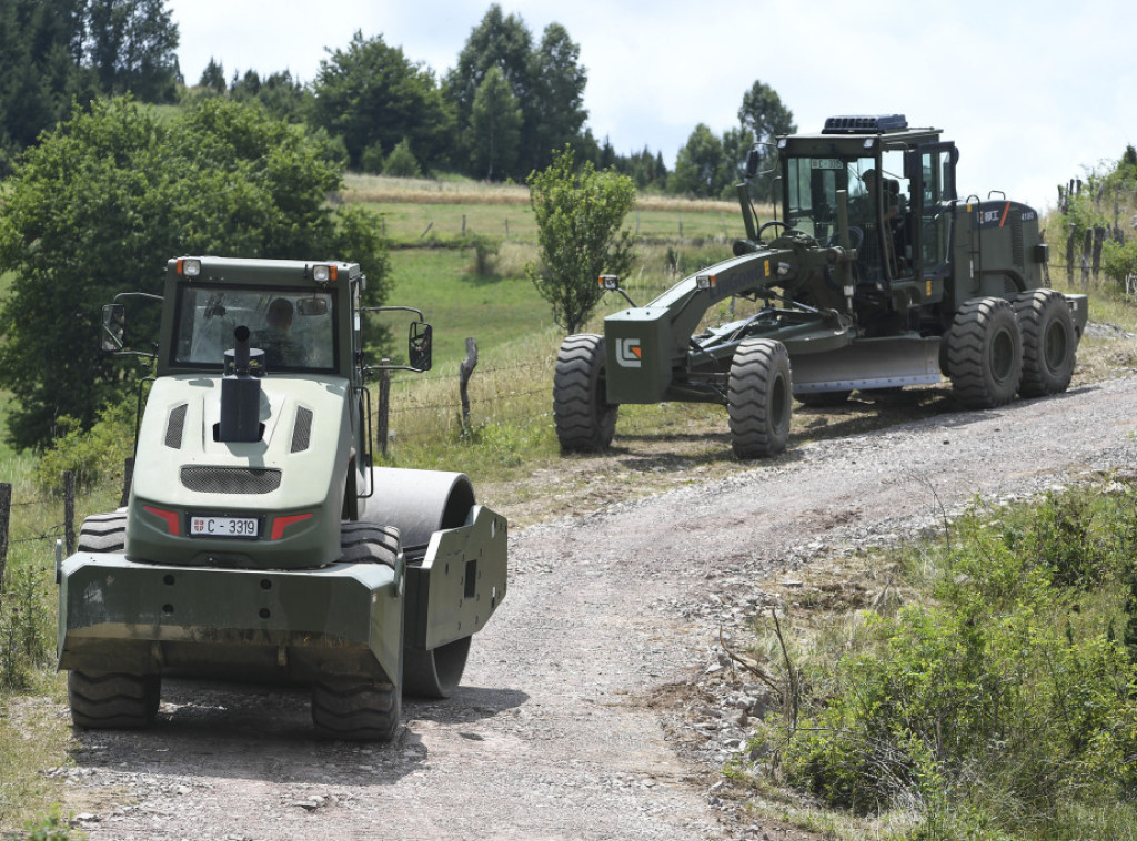 Vojska Srbije pomaže stanovništvu opštine Sjenica u rekonstrukciji makadamskih puteva