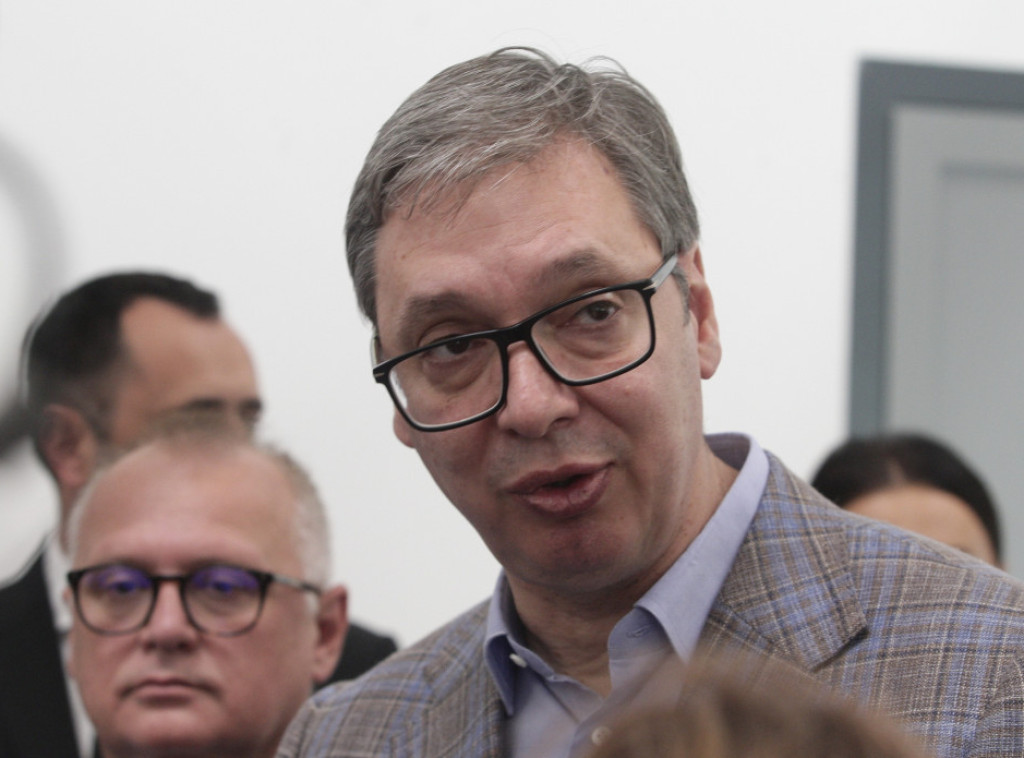 Vučić: Danas kratak sastanak sa Makronom u Parizu, posetiće Beograd u narednih 50 dana