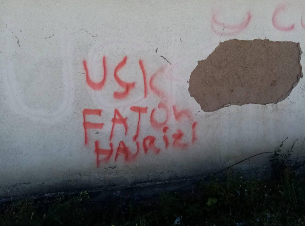 Na kući porodice Đurković kod Vučitrna grafiti "UČK" i ime teroriste Fatona Hajrizija