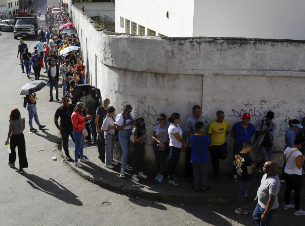 Građani Venecuele u redovima čekaju da izaberu novog predsednika