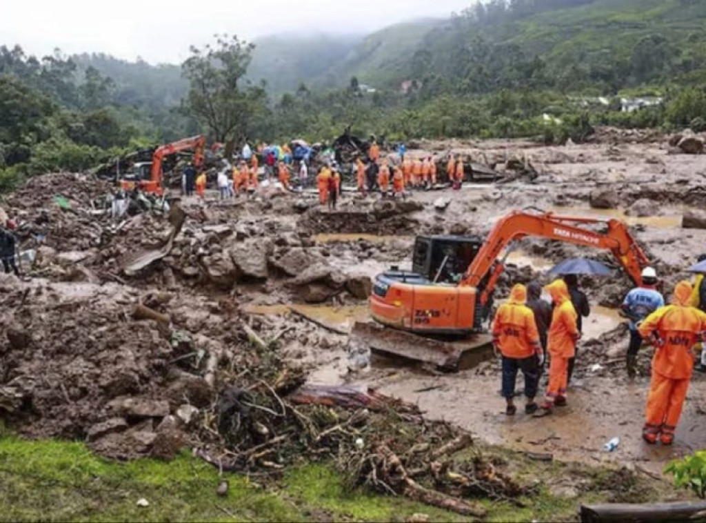 Indija: Najmanje 56 osoba poginulo u klizištima, spasena 101 osoba