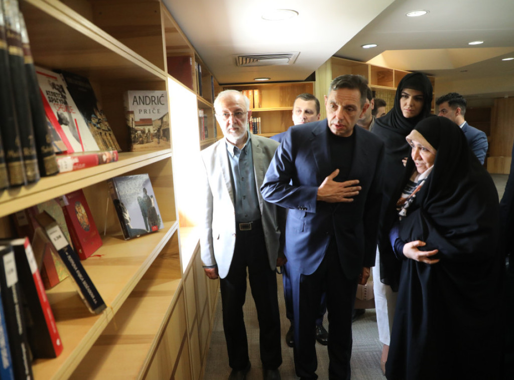 Vulin visits Serbian Corner at Iranian national library
