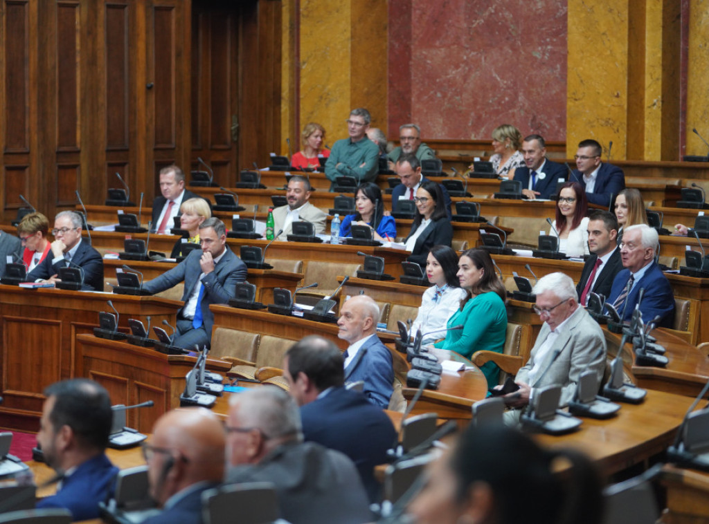 Skupština Srbije usvojila set zakona o zaduživanju i izmene Zakona o platnim uslugama
