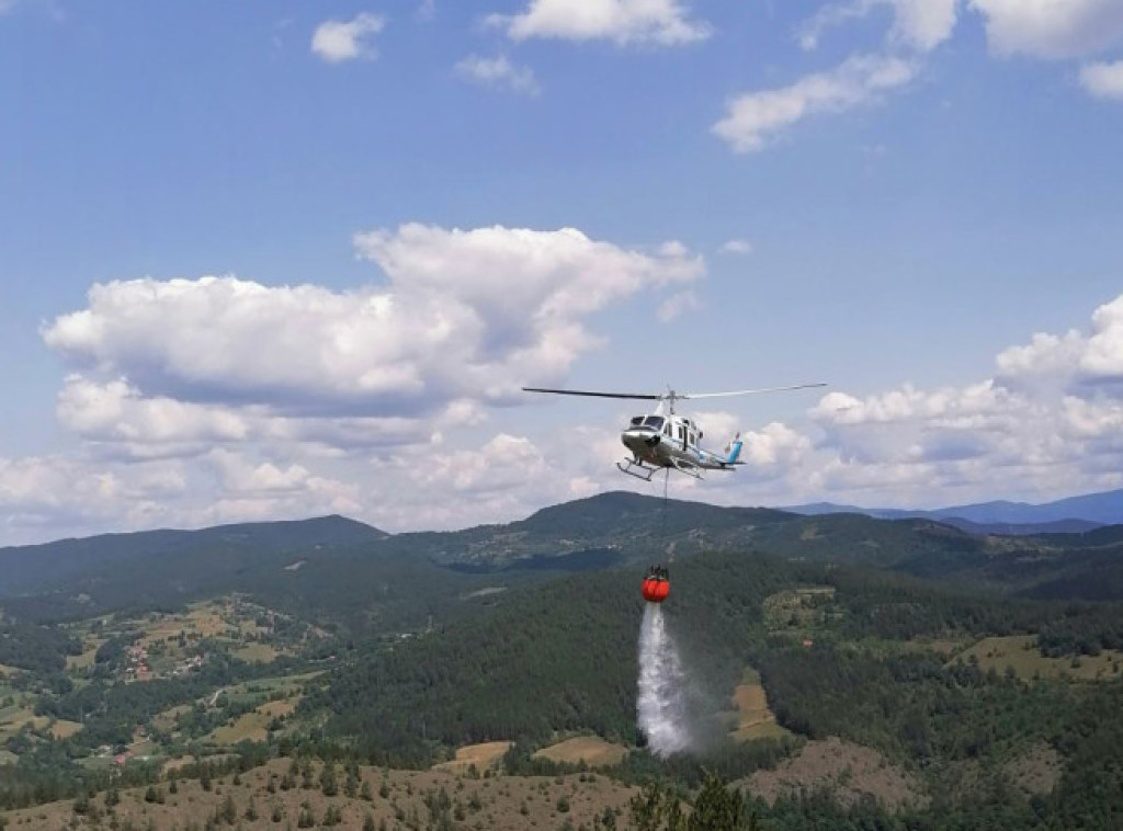 Izbio požar na deponiji u Višegradu, helikopter za gašenje na terenu