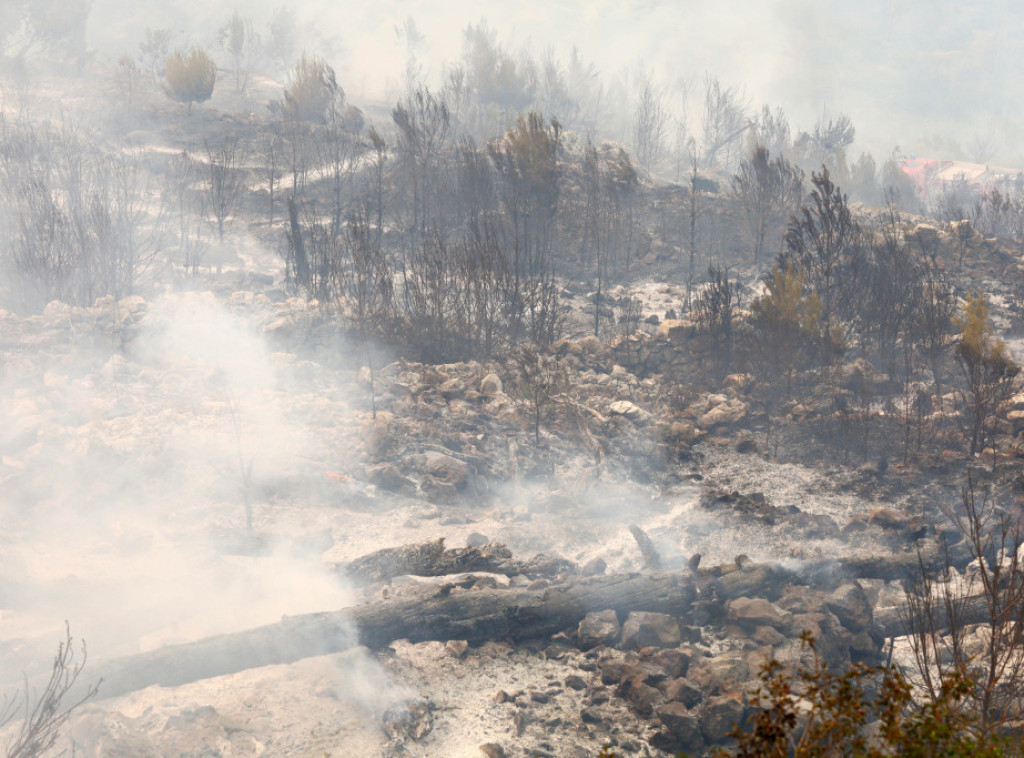 Počela evakuacija stanovništva u Podgori, požar kod Tučepa se ponovo razbuktao