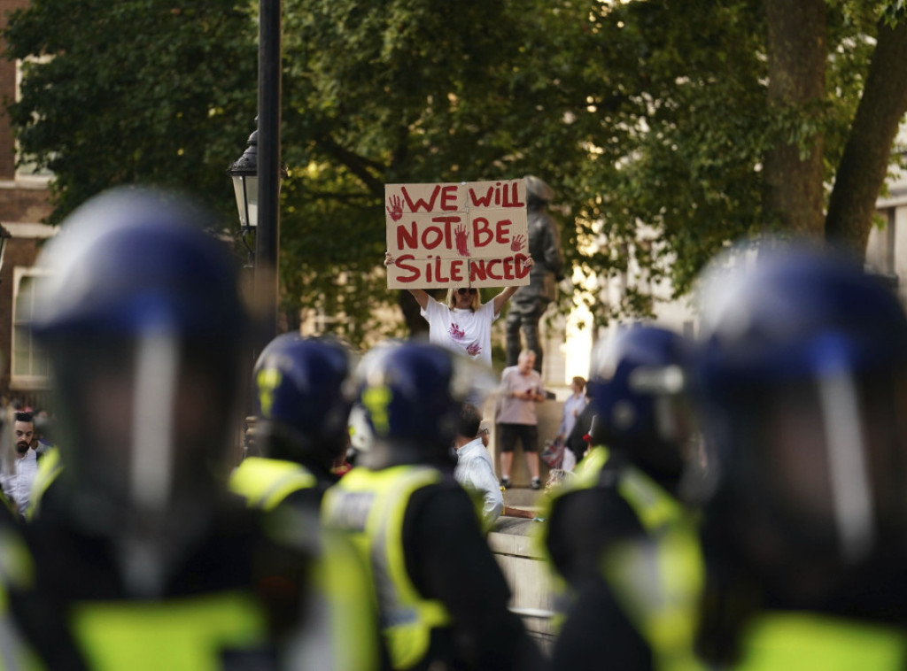 Sukobi policije i demonstranata u Londonu na protestu zbog ubistva dece u Sautportu