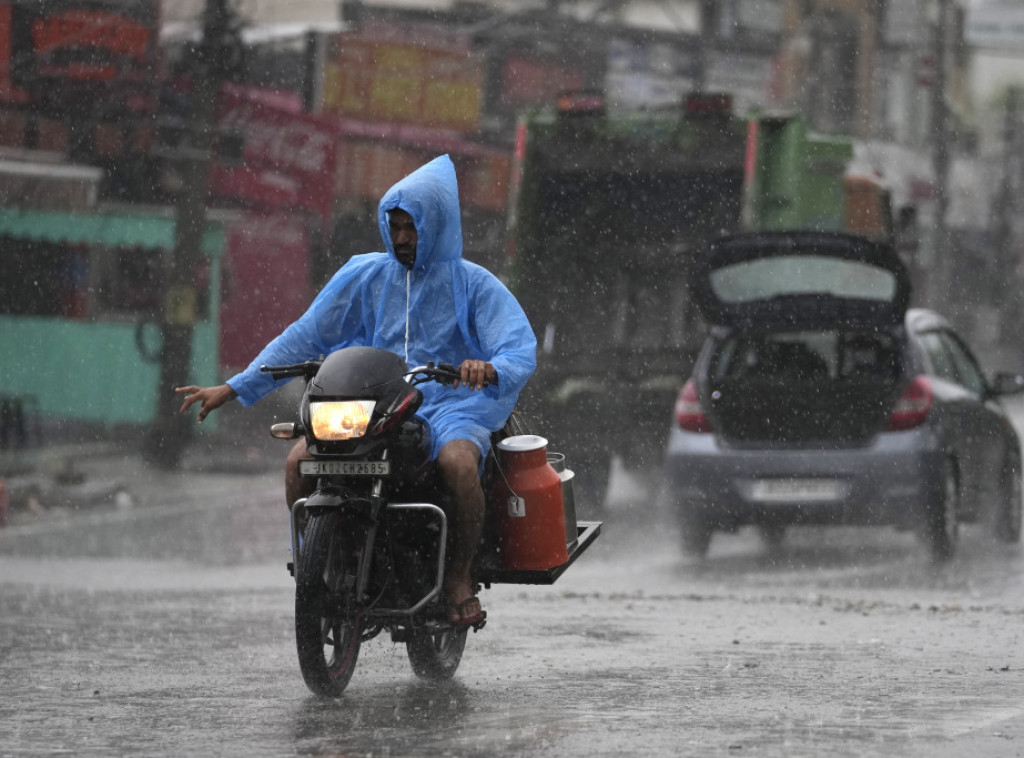 Najmanje dvoje poginulih u poplavama u Delhiju u Indiji