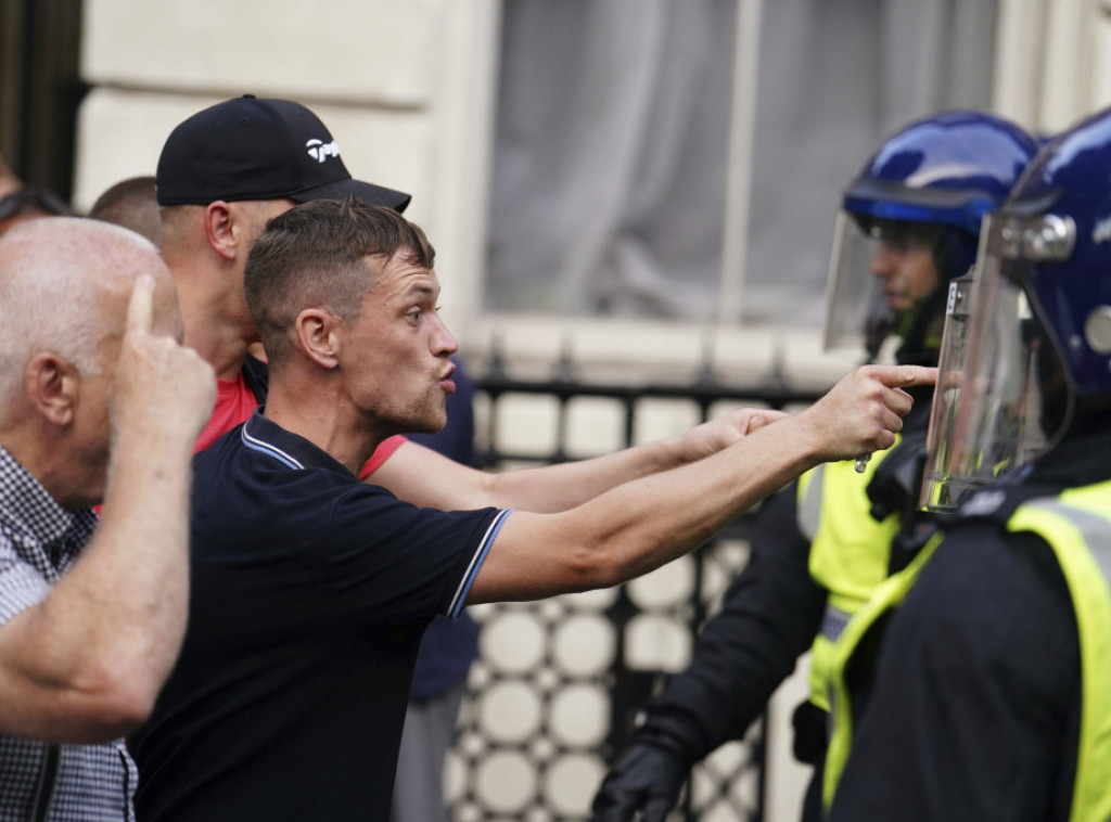 Sukobi policije i demonstranata u Londonu na protestu zbog ubistva dece u Sautportu