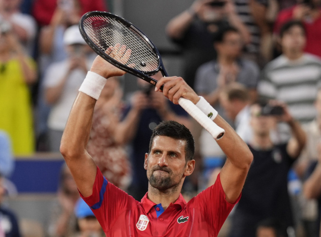 Djokovic defies injury to advance to Olympic semi-finals