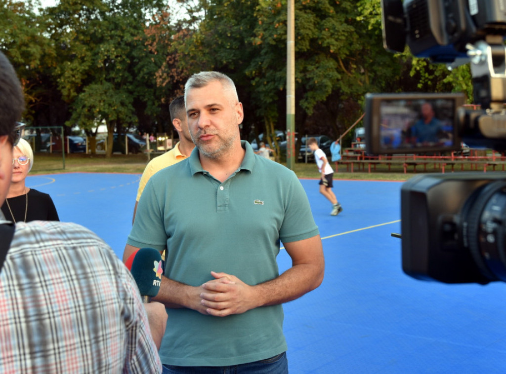 Pokrajinski sekretar Basta obišao rekonstruisani sportski teren u Liparu