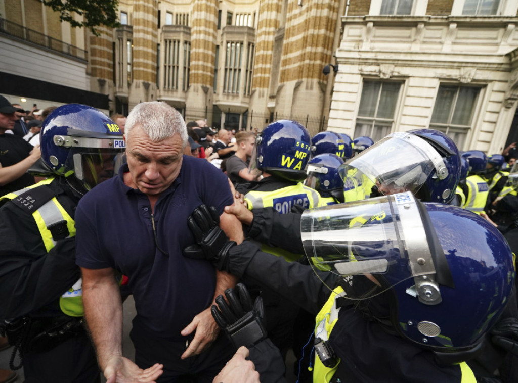 Osam osoba uhapšeno u neredima u Britaniji zbog tragedije u Sautportu