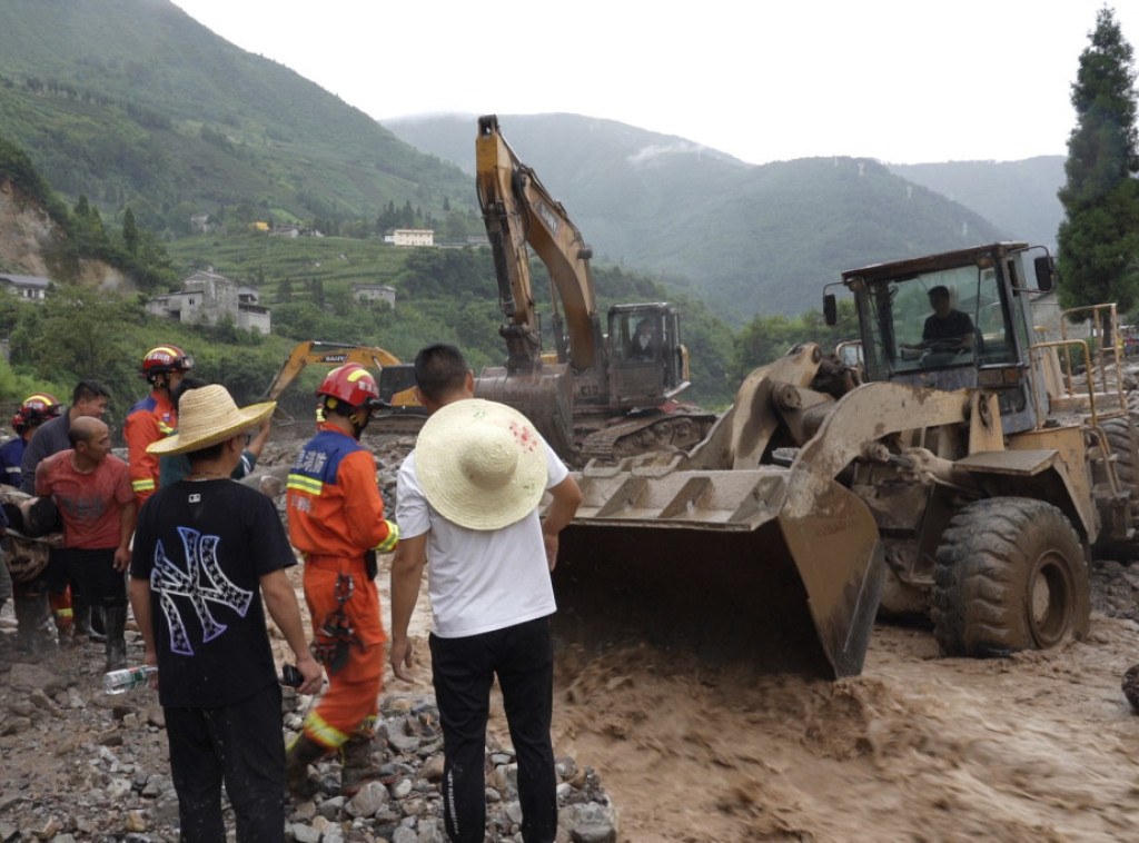 Najmanje dve osobe poginule u klizištima u Kini, 12 se vodi kao nestalo