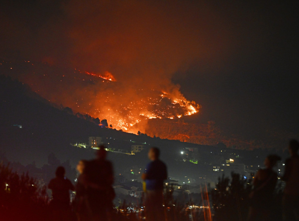 Kratkotrajna kiša pomogla hrvatskim vatrogascima, ali požari kod Splita još aktivni