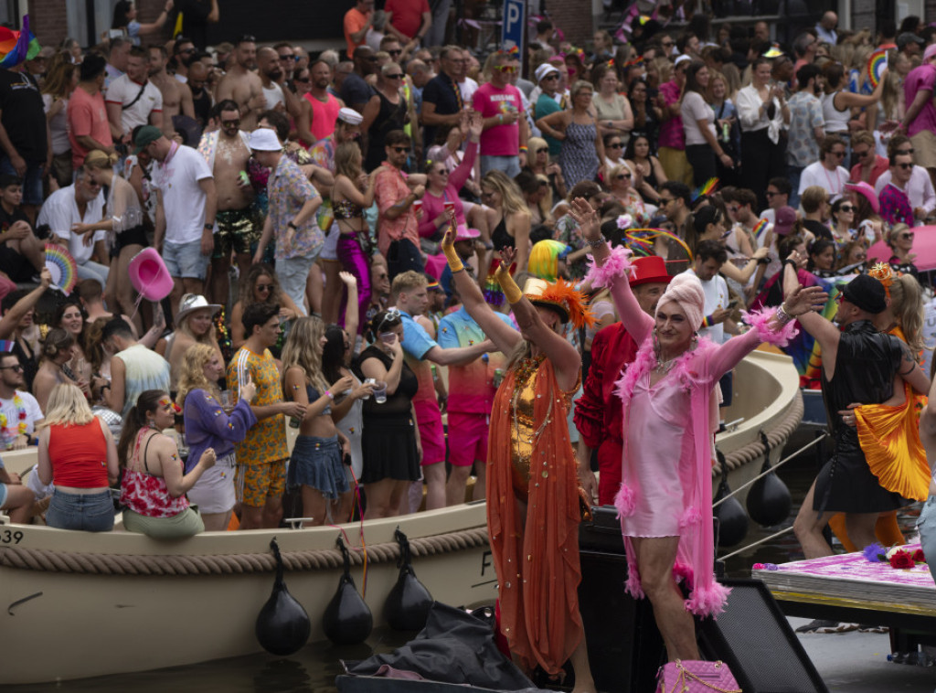 Desetine hiljada ljudi učestvovalo na "Paradi kanala" u Amsterdamu