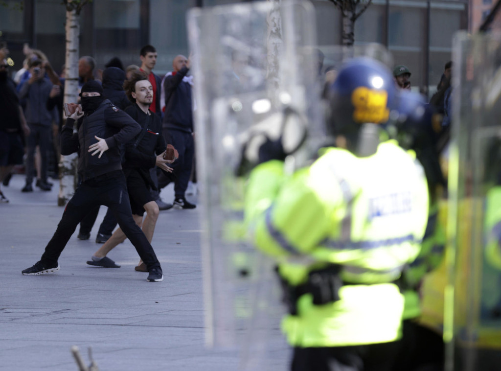 U Engleskoj i Severnoj Irskoj održani protesti krajnje desnice i kontraprotesti