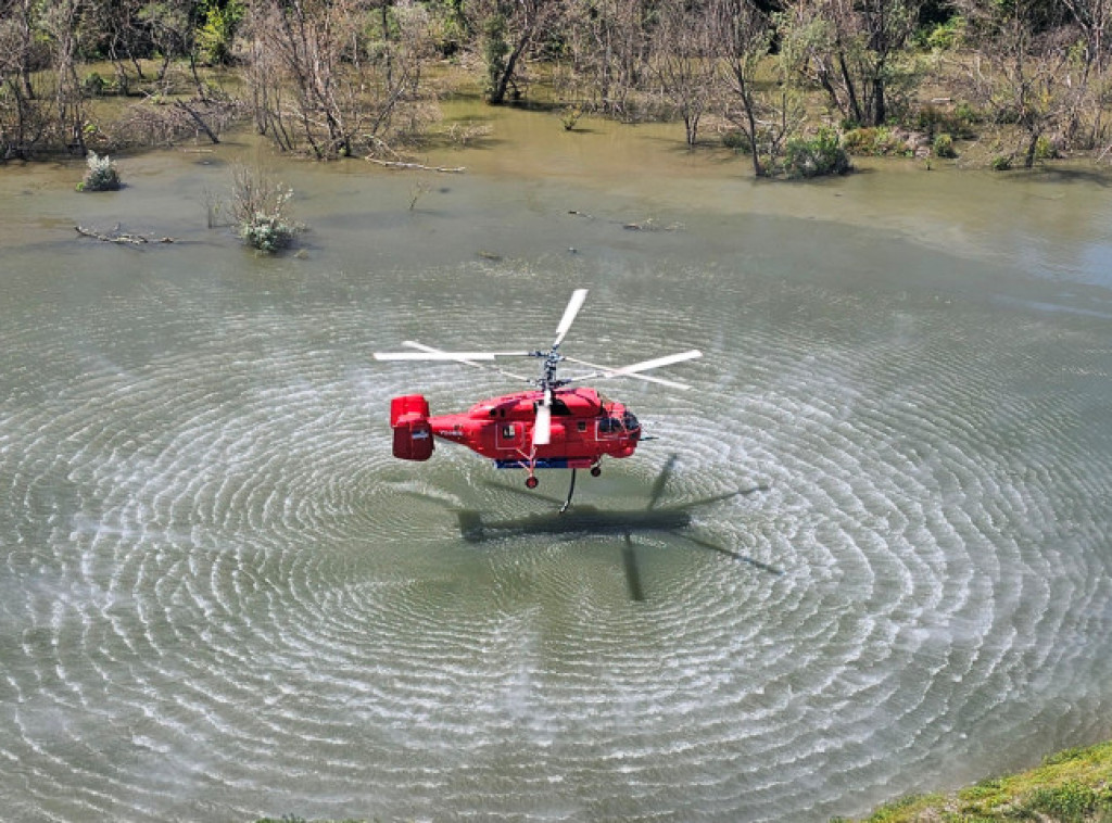 Helikopter MUP-a Srbije gasi požar na području Srebrenice