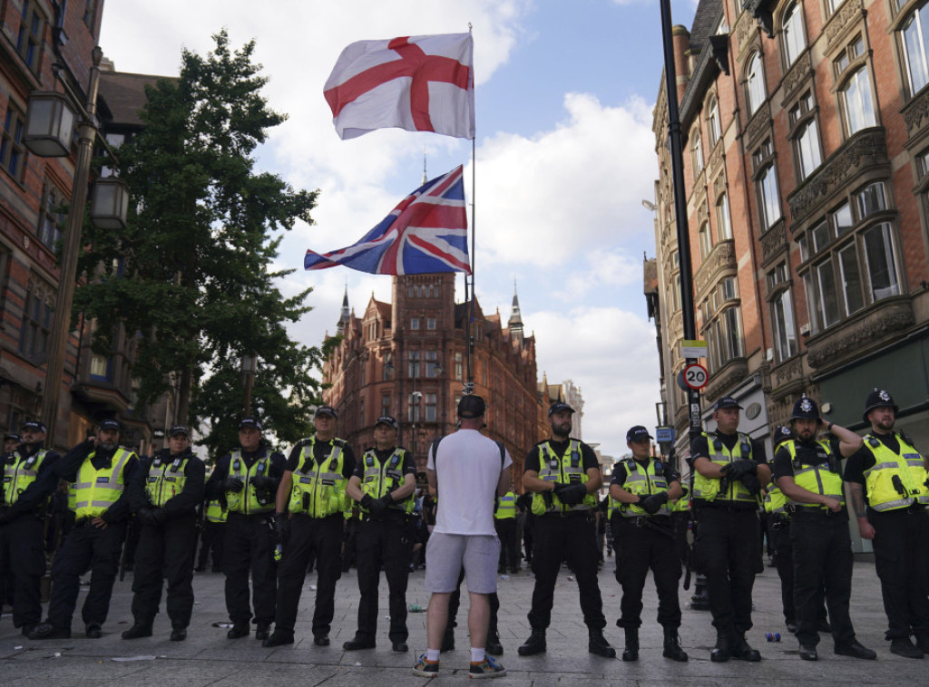 Više od 90 ljudi uhapšeno zbog nereda na protestima krajnje desnice širom Britanije