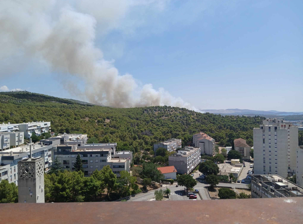 Požar kod Šibenika stavljen pod kontrolu, gasila ga četiri kanadera