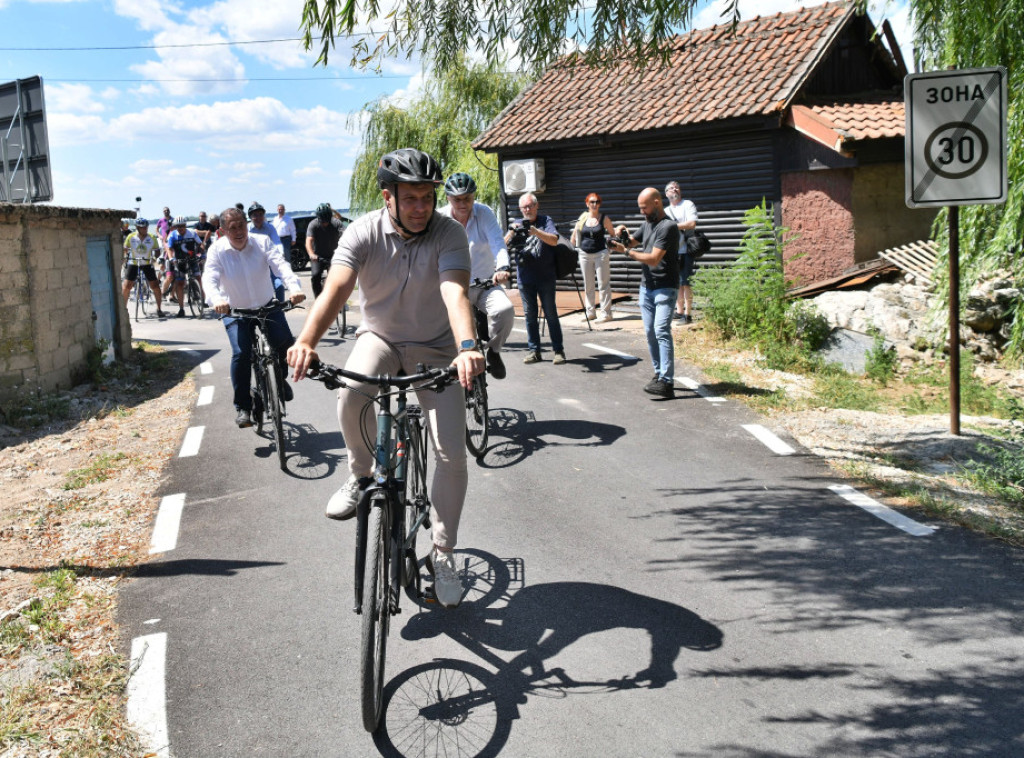 Husein Memić otvorio dve biciklističke staze na relaciji Vračev Gaj-Veliko Gradište
