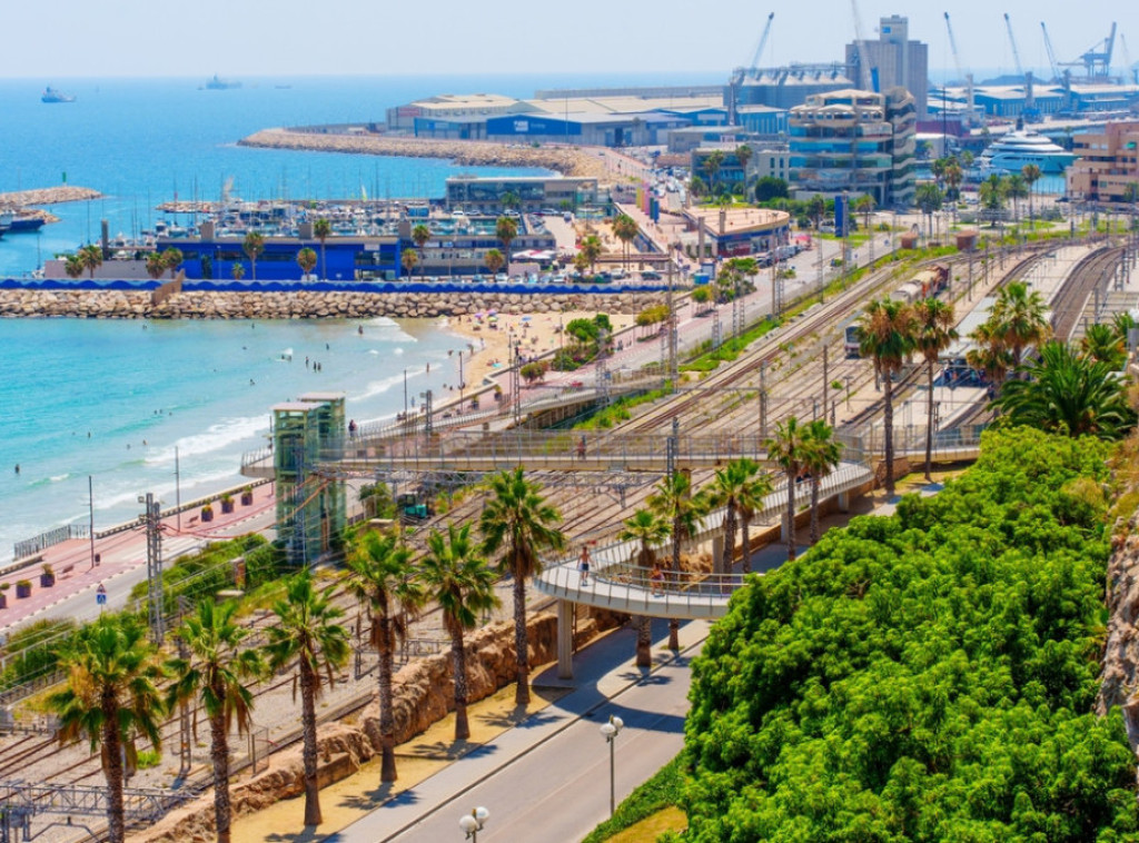 Više od 700 nudista formiralo živi lanac na plaži Taragona u Španiji