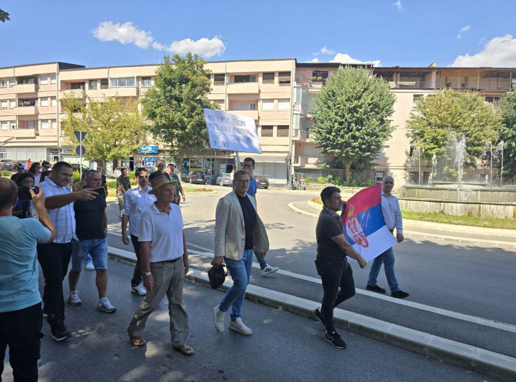 Kosovska Mitrovica Serbs protest arrest of compatriots