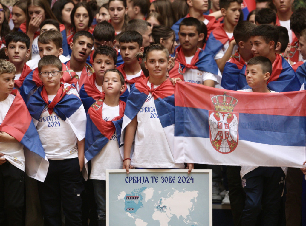 Vučić sa mladim sportistima, učesnicima kampa "Srbija te zove"