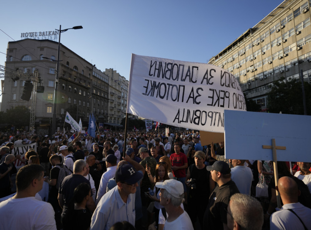 Blokiran saobraćaj na Terazijama zbog skupa protiv iskopavanja litijuma