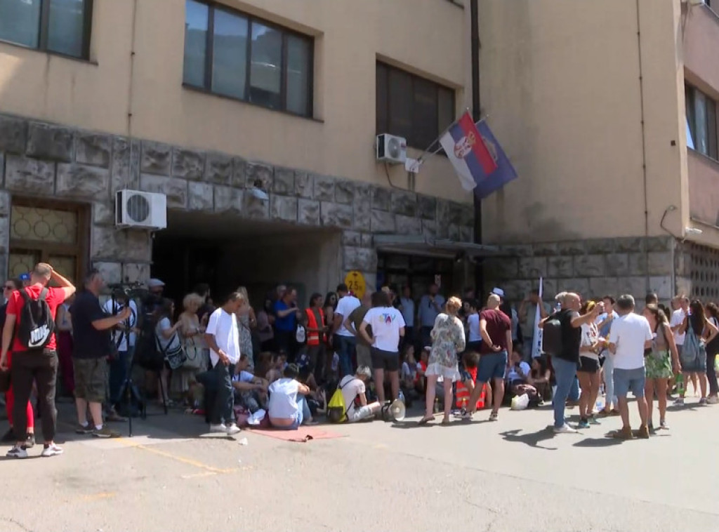 Mala grupa ljudi ispred PU u Despota Stefana čeka saslušanje privedenih demonstranata