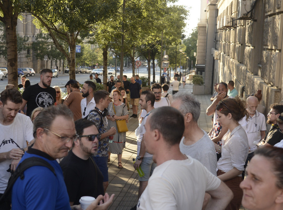 Protest ispred Vlade Srbije, blokiran saobraćaj na raskrsnici Nemanjine i Kneza Miloša