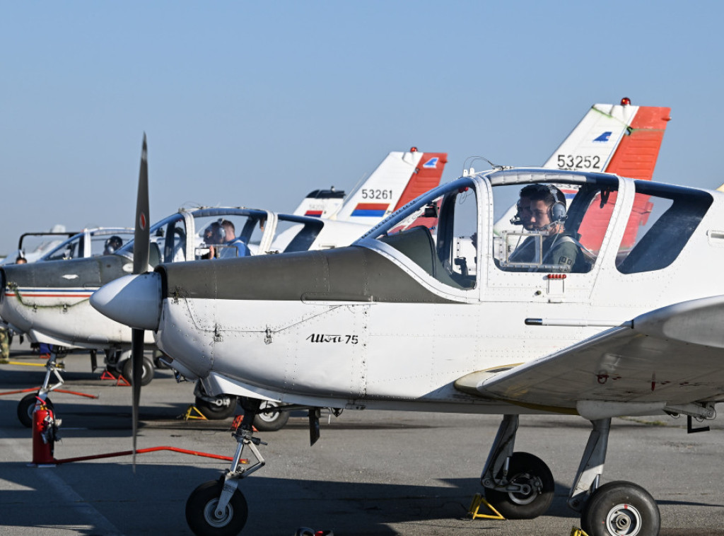 Na aerodromu u Batajnici u toku letačka obuka za buduće pilote Vojske Srbije