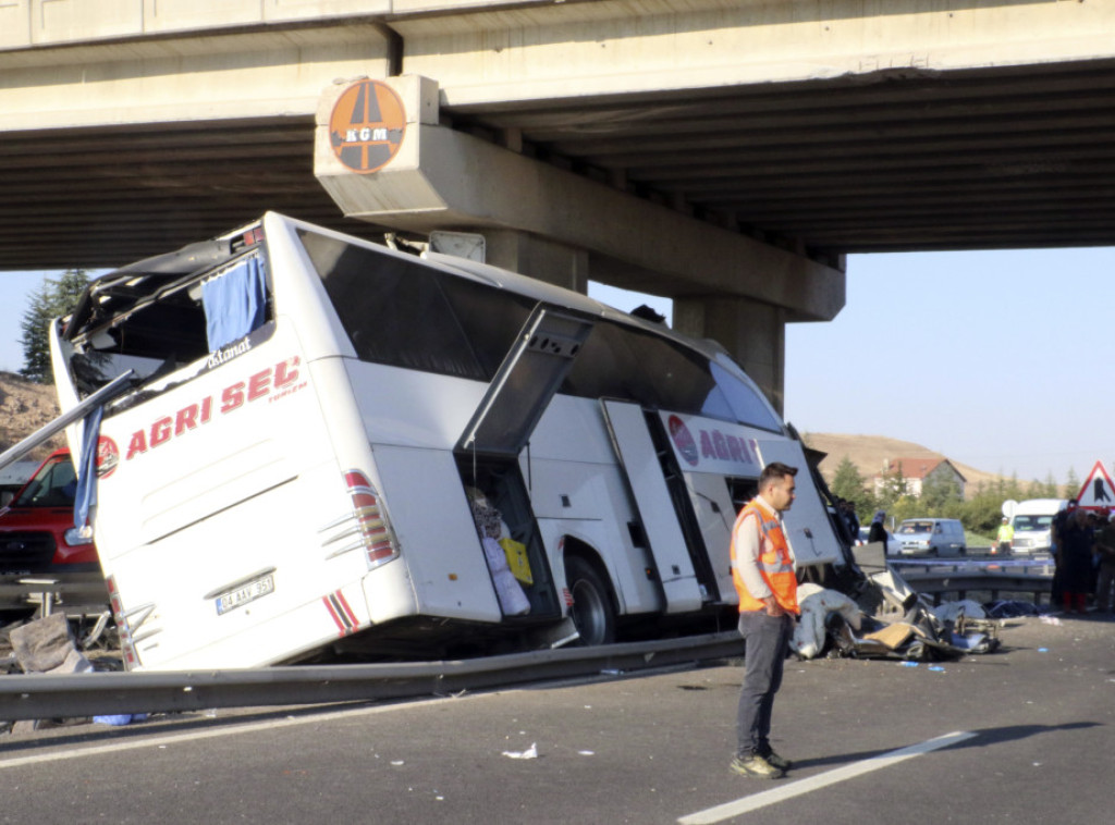 Turska:26 ljudi povređeno kada se prevrnuo autobus sa putnicima