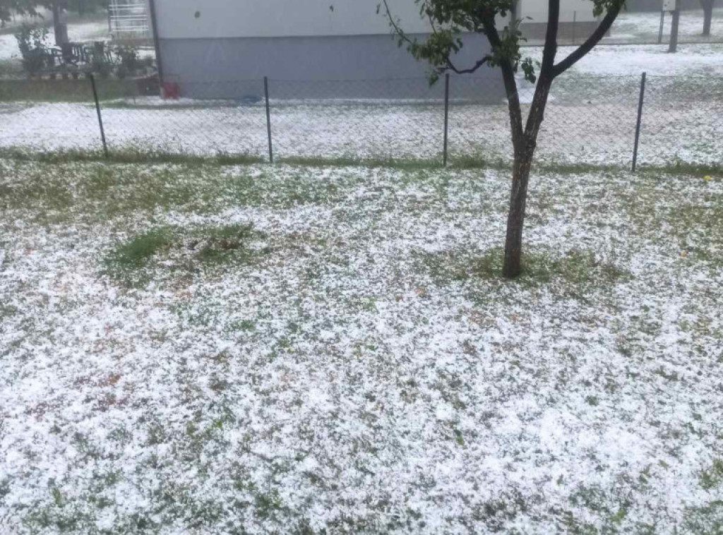 Snažno nevreme praćeno gradom zahvatilo delove Prijepolja