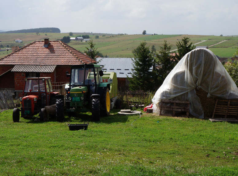 Vojska Srbije nastavlja da pomaže meštanima sela koja je pogodila suša