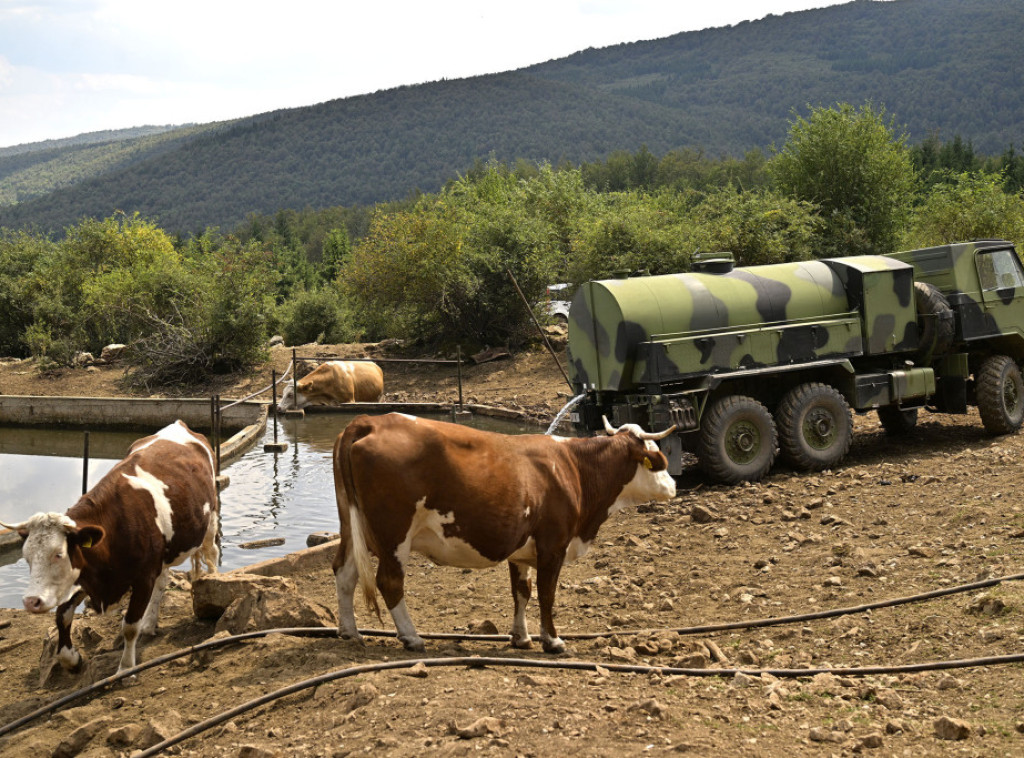 Vojska Srbije nastavlja da pomaže meštanima sela koja je pogodila suša