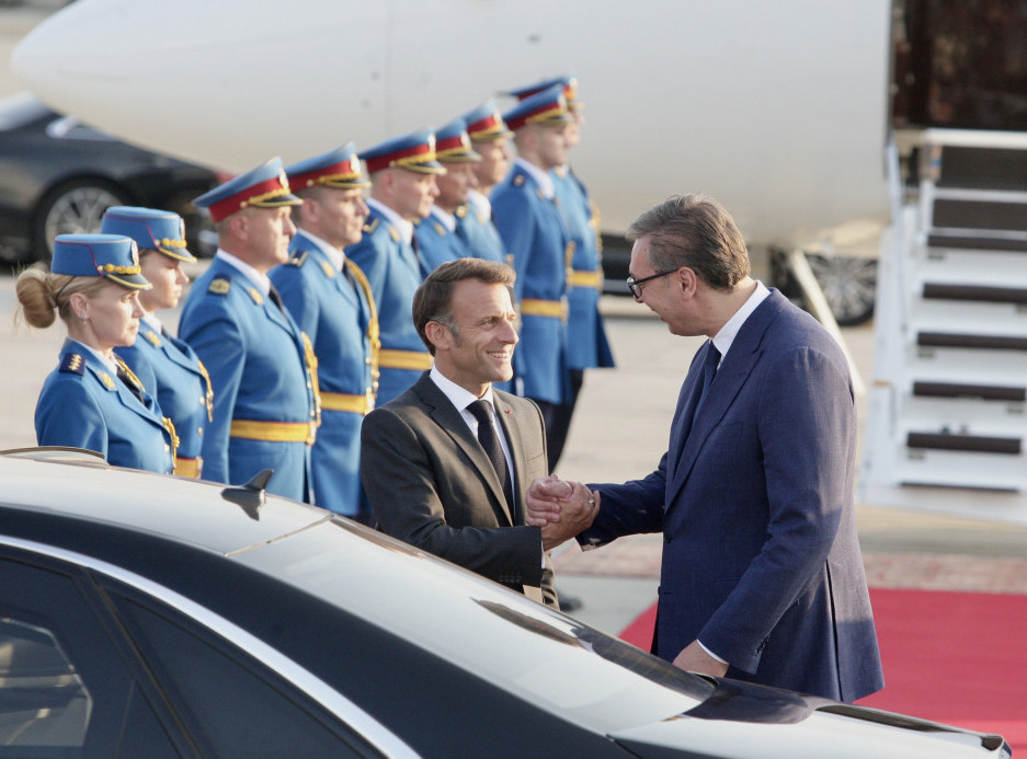 Makron doputovao u Beograd, na Aerodromu Nikola Tesla dočekao ga predsednik Vučić