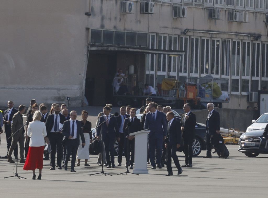 Vučić i Makron prisustvuju otkrivanju ploče o završetku modernizacije aerodroma Nikola Tesla