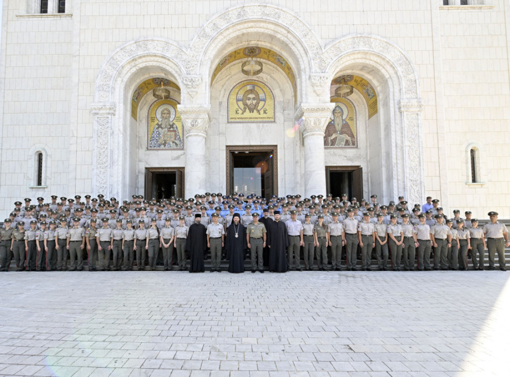 Povodom završetka školovanja kadeta u Hramu Sv. Save održana liturgija sa molebanom