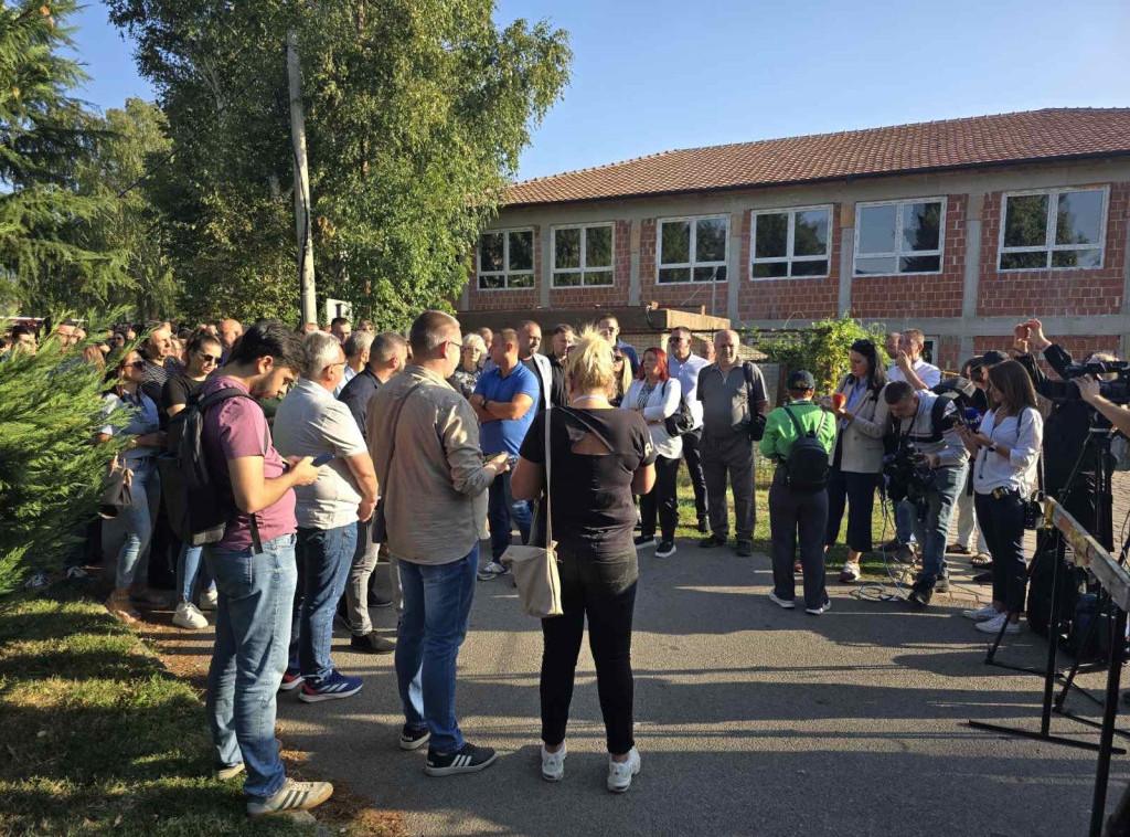 Srbi pokušali da uđu u opštinu Kosovska Mitrovica, na svoja radna mesta sprečila ih tzv. policija