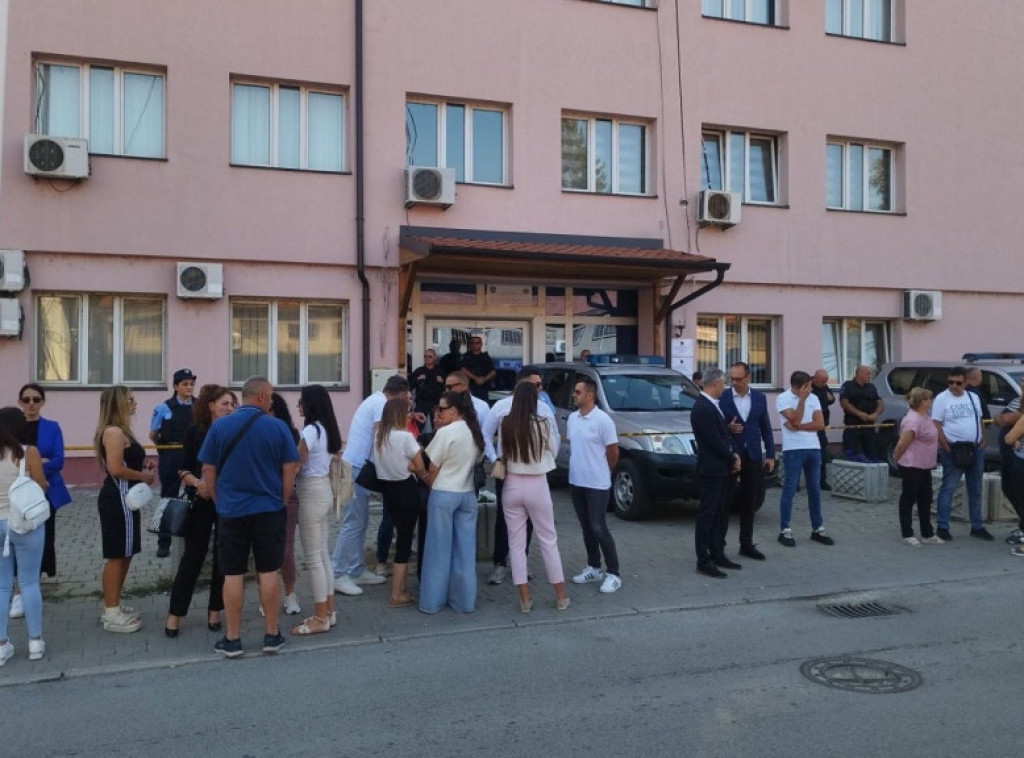 Srbi pokušali da uđu u zgradu PO Kosovska Mitrovica na svoja radna mesta, sprečila ih tzv. kosovska policija