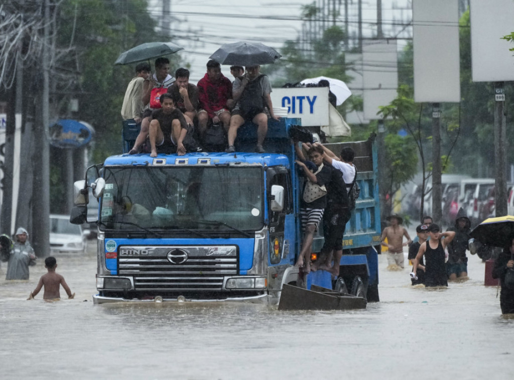 Filipini na udaru tropske oluje, u poplavama i klizištima poginulo osmoro ljudi