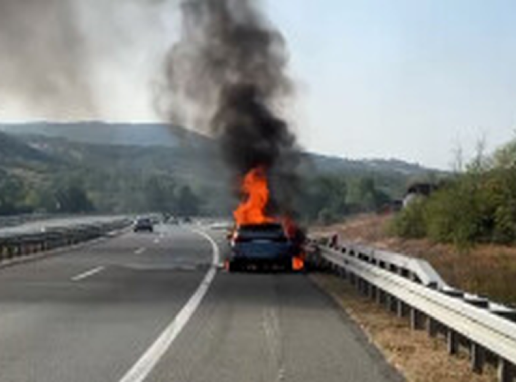 Gornji Milanovac: Izgoreo automobil na auto-putu “Miloš Veliki”