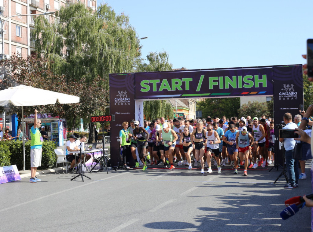 Pripadnici Vojne akademije na Čivijaškom polumaratonu u Šapcu