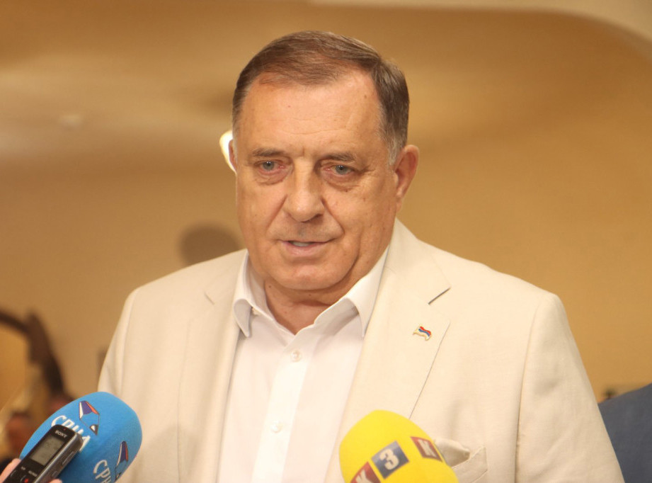 Dodik u Bosanskom Petrovcu na donaciji sitne stoke Srbima povratnicima